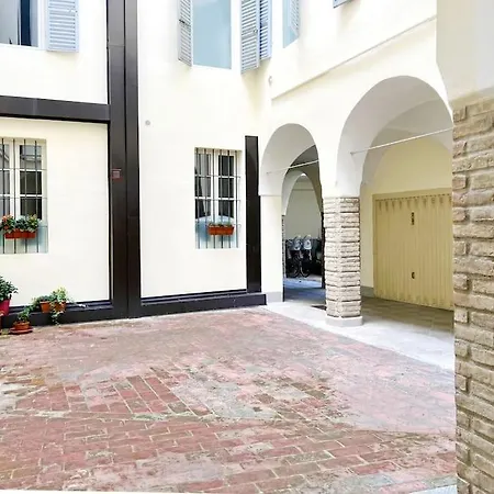 Apartment 9, Centro